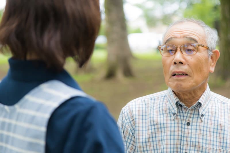 ご家族とスタッフが笑顔で相談する様子