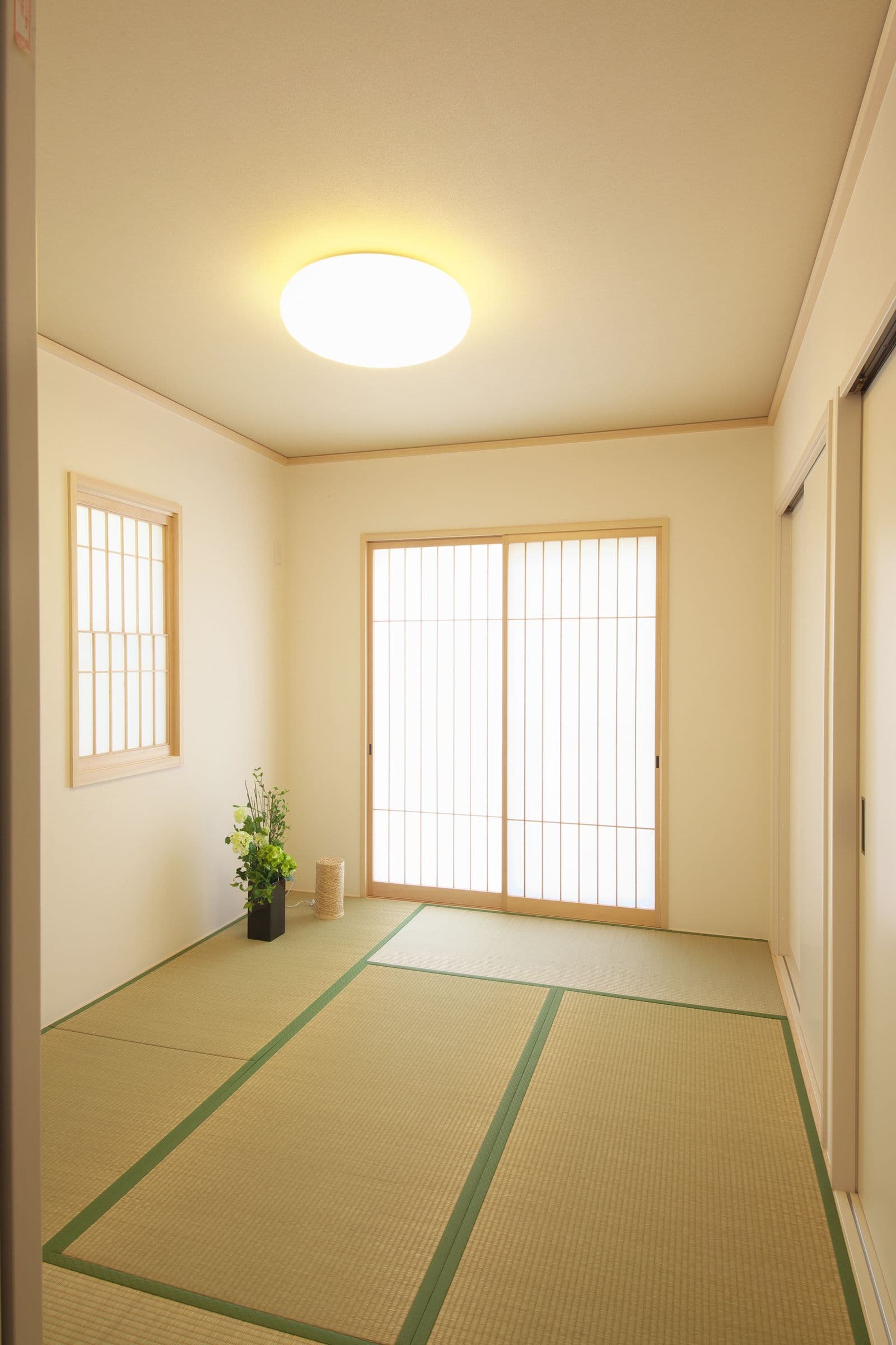 やわらかな光が入る、落ち着いた和室