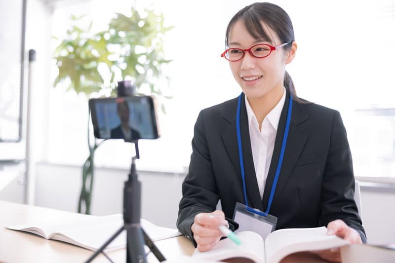 オンラインで授業を行う講師
