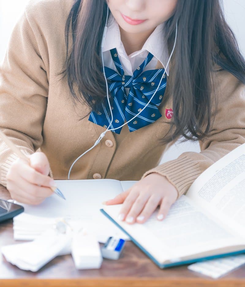 机に向かって学ぶ生徒