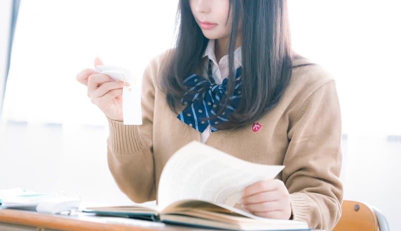 単語カードで暗記学習する生徒